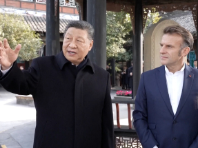 習近平在成都和馬克龍進行友好交流