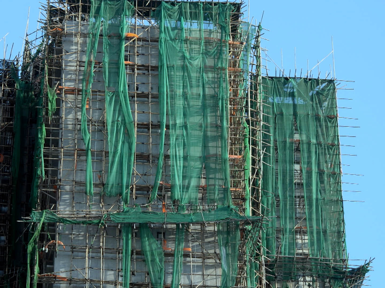 許正宇指很多企業在災後迅速行動，慷慨捐款、提供物資、安排臨時住宿，以及動員員工參與義工服務。（港台圖片）