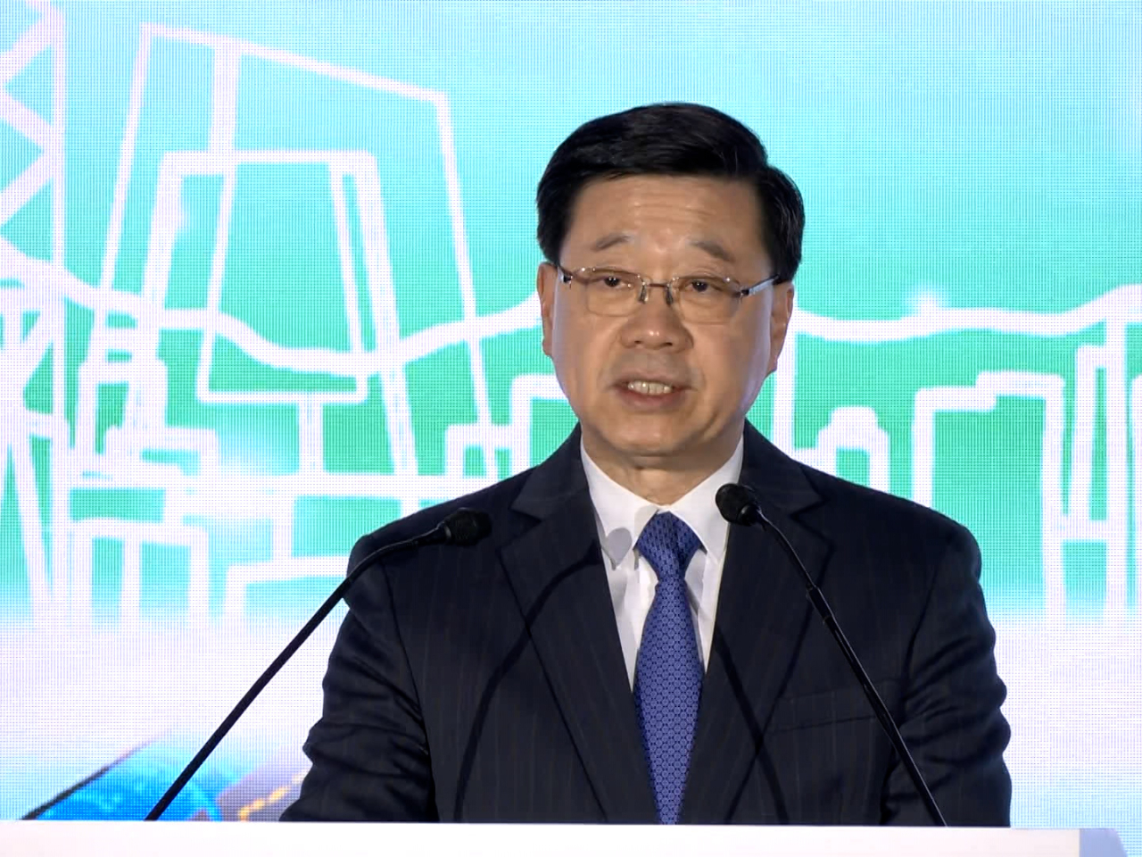 李家超聯同官員傍晚在梁顯利油麻地社區中心會見傳媒。（港台圖片）