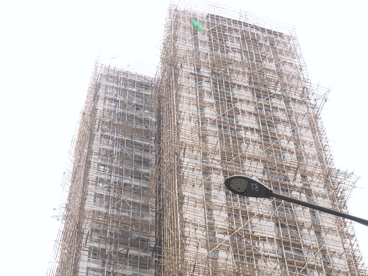 勞工處表示，自上月28日起展開的全港性特別執法行動，重點巡查大型棚架的樓宇維修工地。（港台圖片）