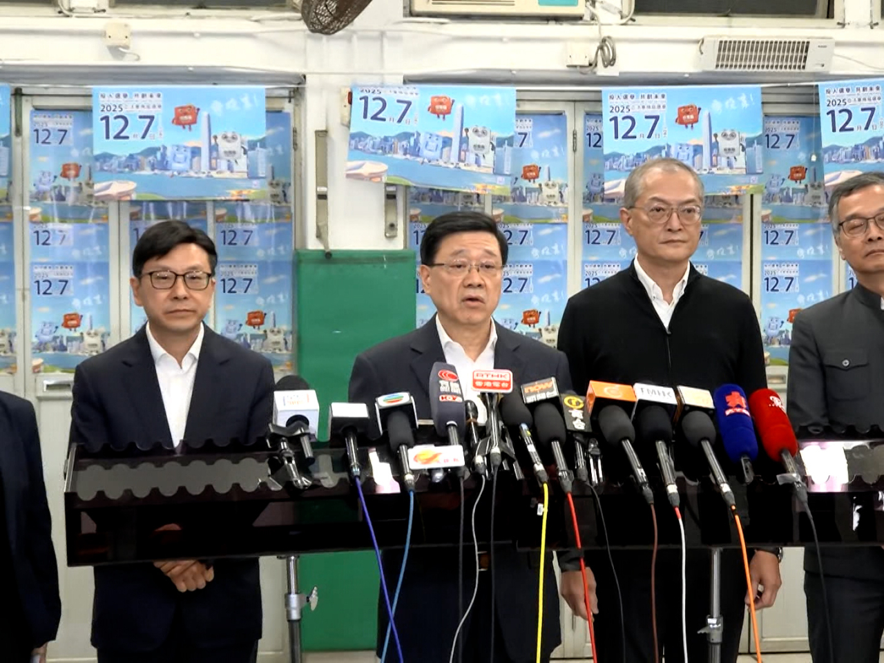 李家超呼籲選民投下關鍵一票，因為是代表推動改革的一票。（孔令輝攝）