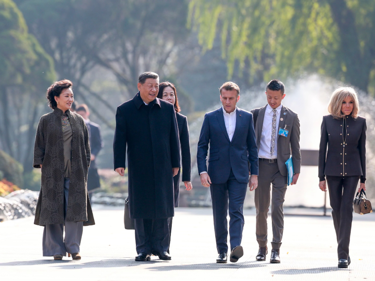 習近平與馬克龍進行友好交流。（新華社）