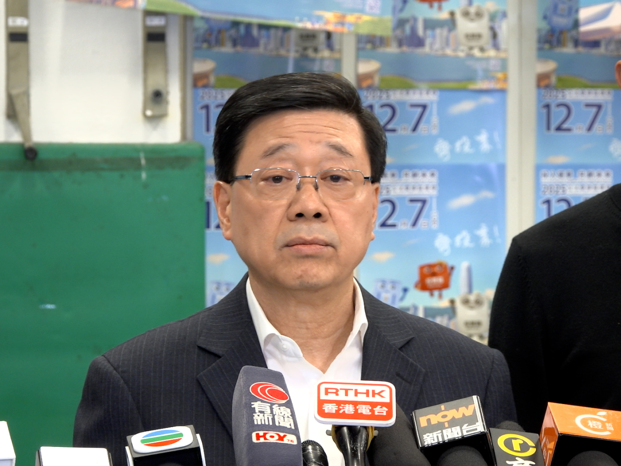 李家超說會整合政府和民間力量，支援受影響人士。 (孔令輝攝）