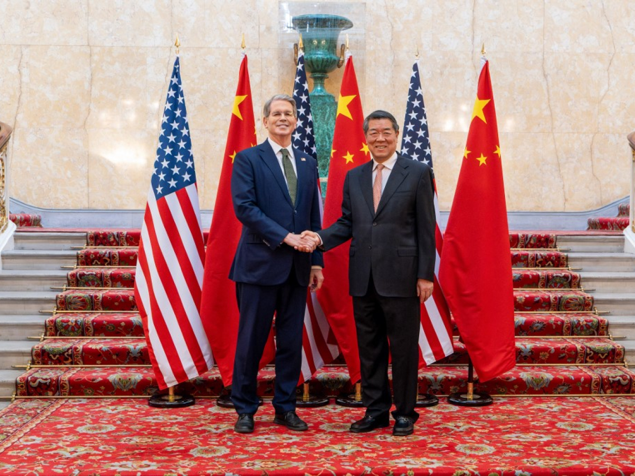 何立峰與美方牽頭人、美國財長貝森特和貿易代表格里爾視像通話。（法新社資料圖片）