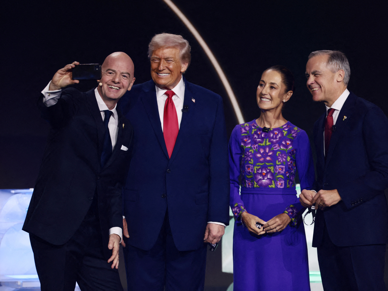 國際足協會長恩芬天奴與美墨加領導人合照。（路透社）