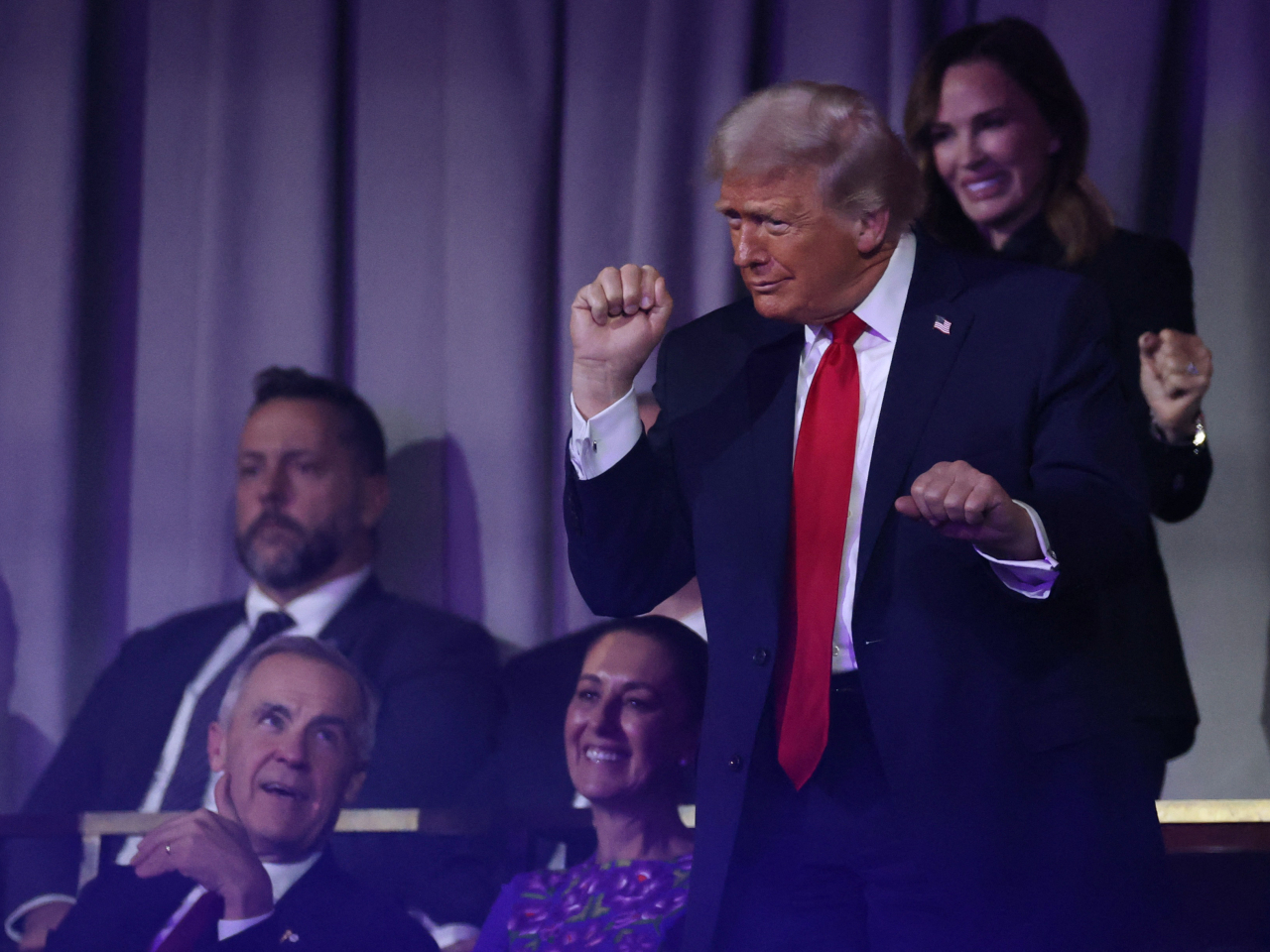 特朗普在歌曲《YMCA》演唱期間手舞足蹈。（路透社）