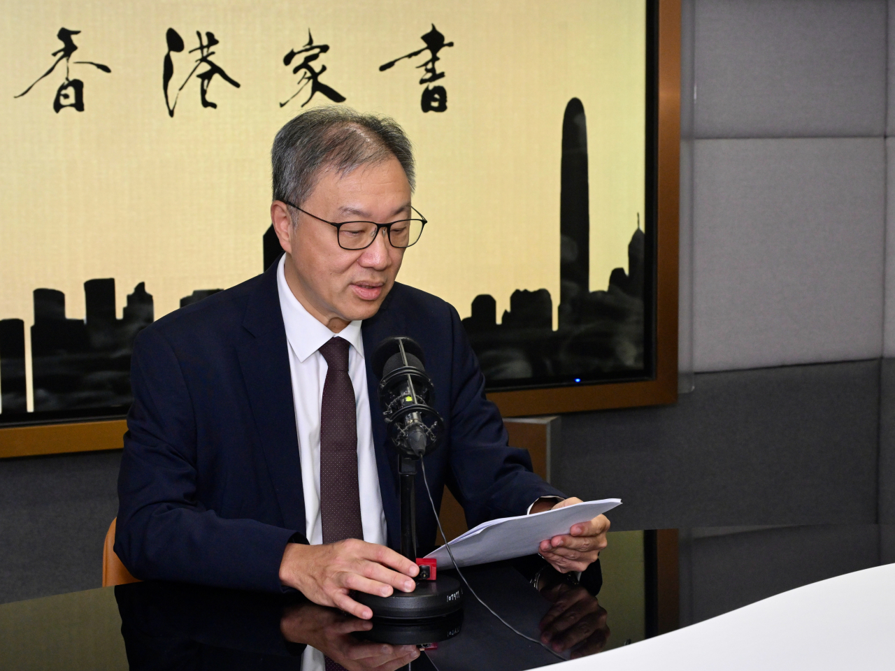 陸啟康在《香港家書》表示，選舉日期在法理上有一定的重要性，很多地方的法例對更改選舉日期都有嚴謹規定，香港亦不例外。（政府新聞處）