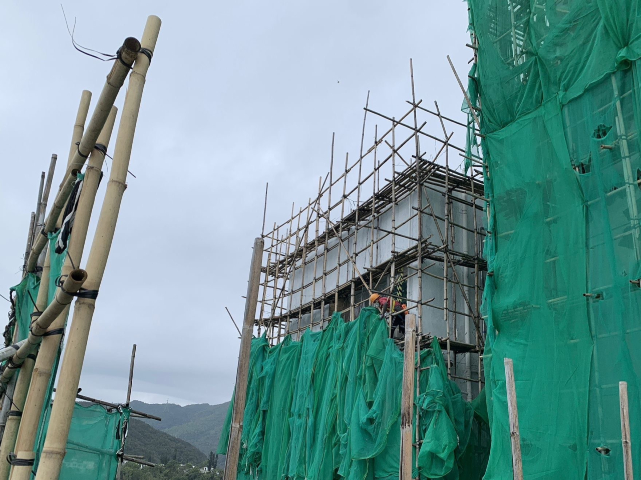 負責穗禾苑維修工程的富林工程公司向政府申請延期拆棚網，其中D至J座預計下周四前完成。（穗禾苑管理公司提供）