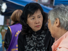 陳美寶曾視察支援災民的服務，並與居民交流及作出慰問。（陳美寶網誌）