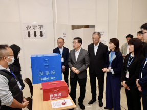 明日是立法會換屆選舉投票日，李家超視察票站的準備情況。（李家超社交平台）