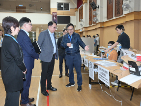 陳國基到皇仁書院巡視票站的準備情況，並與票站職員交流。（陳國基社交平台圖片）