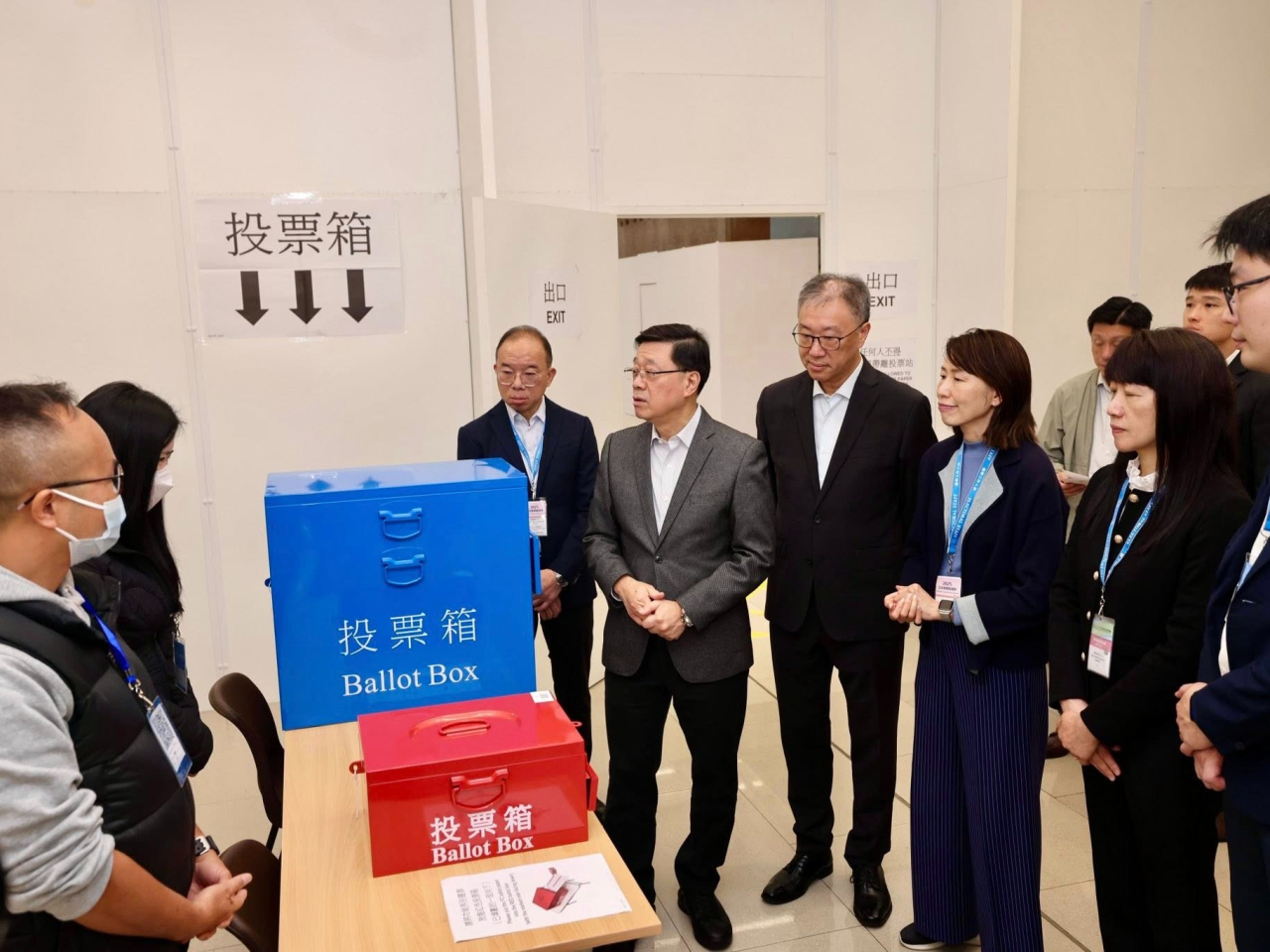 曾國衞今早與陸啟康陪同李家超，到設於港珠澳大橋香港口岸旅檢大樓的鄰近邊境投票站。（政制及內地事務局社交平台圖片）