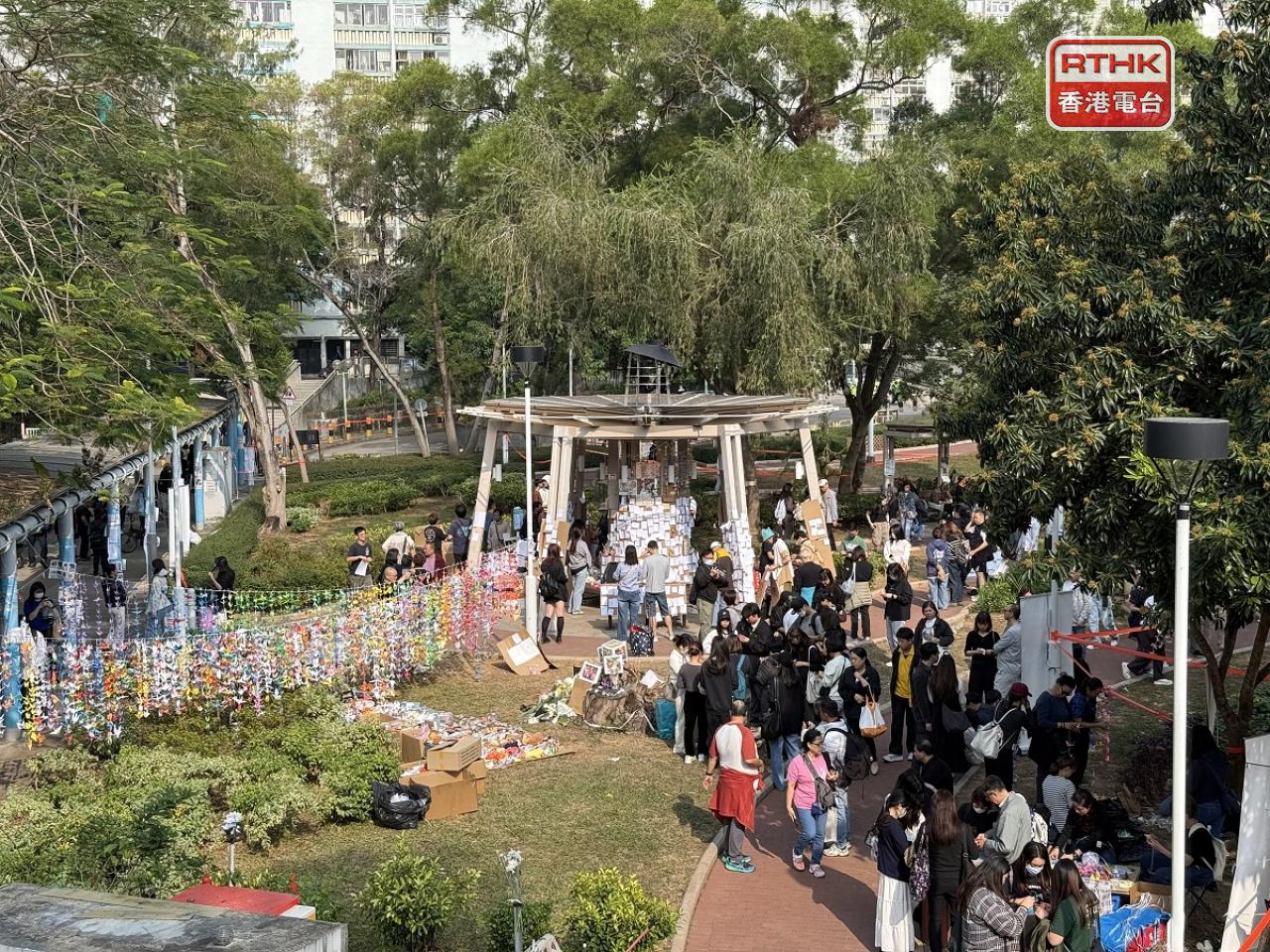 大批市民繼續到廣福休憩處獻花和摺紙鶴悼念。（陳曉筠攝）