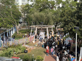 大批市民繼續到廣福休憩處獻花和摺紙鶴悼念。（陳曉筠攝）