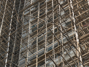 穗禾苑的工程承建商一度申請延期拆棚網，最終趕及下午完成。（鍾家銘攝）