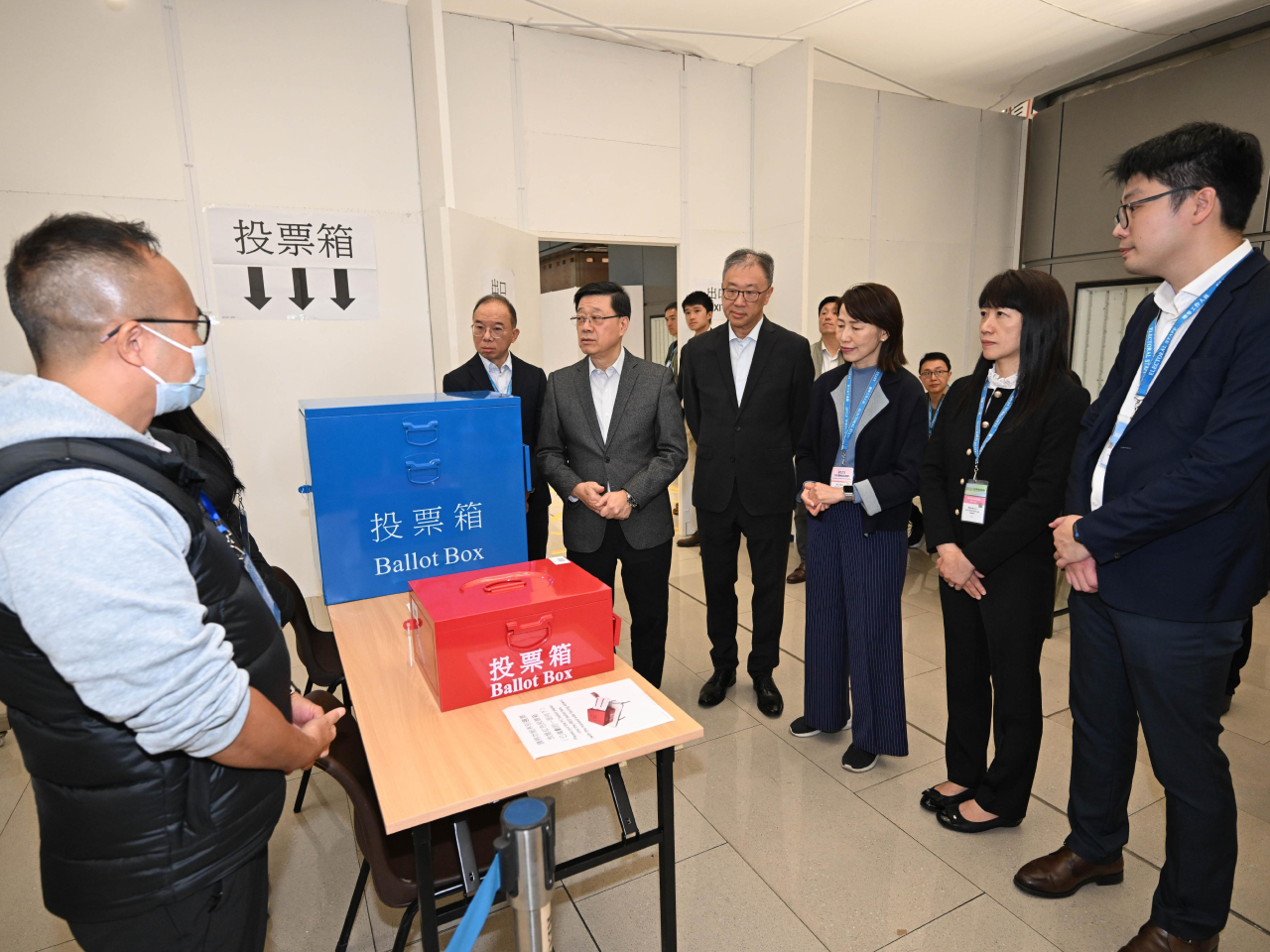 行政長官李家超等人視察部分票站情況。（政府新聞處）