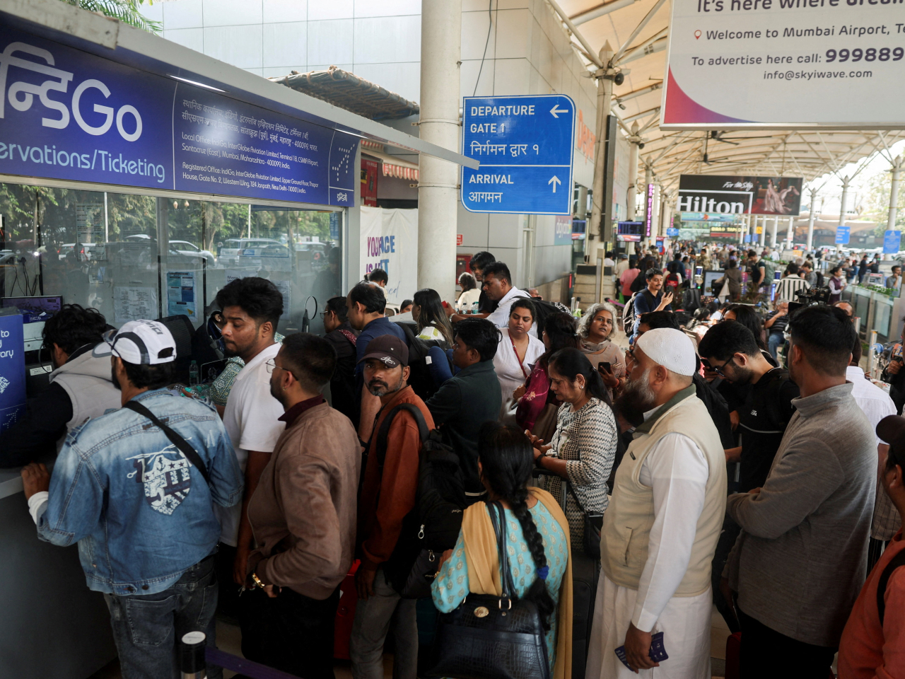 在印度孟買機場的靛藍航空櫃枱，大批旅客排隊查詢航班最新資訊。（路透社）