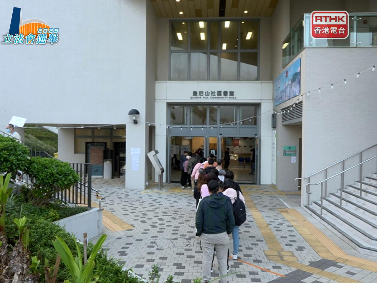 不少選民一早到場，等候進入票站投票。（梁禎祥攝）