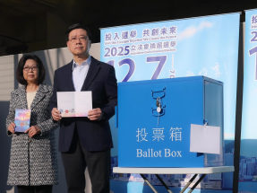 立法會選舉｜李家超與太太投票　形容災後重建立法會參與至關重要