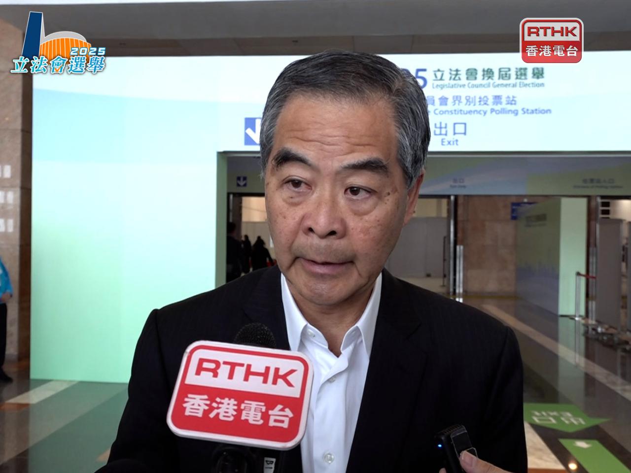 梁振英認為立法會的職權重要，希望大家踴躍投票，選出議員解決宏福苑問題及社會其他長遠發展問題。（陳裕行攝）