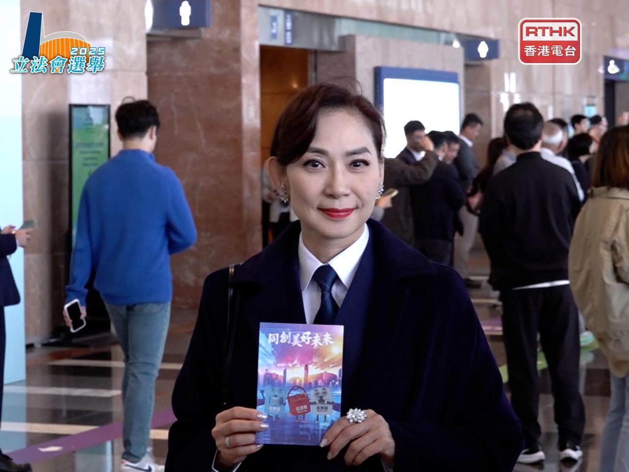 鄺美雲投票後表示，要選出愛國愛港及積極的人士，要講出做得到、有擔當及有作為。（陳裕行攝）