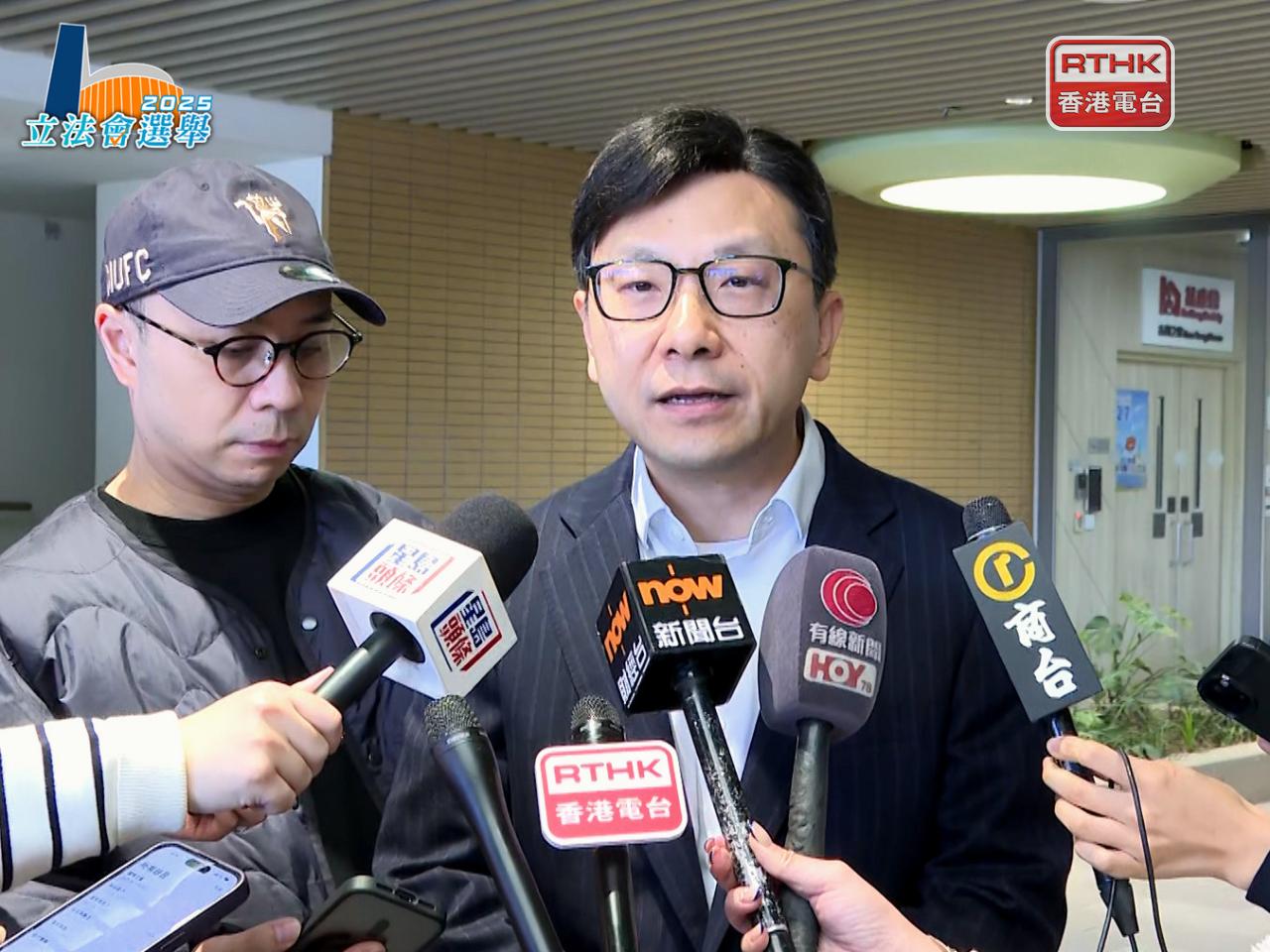 孫玉菡早上到古洞的外展票站視察後表示，運作十分暢順，效果非常好，受到院友及員工歡迎。（勞嘉禧攝）