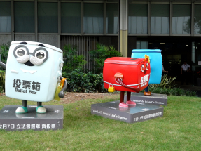 HK voters applaud simple polling arrangements