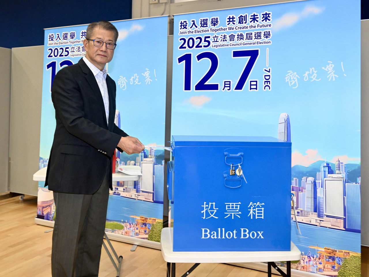 陳茂波早上到所屬的票站投票。（司長隨筆圖片）