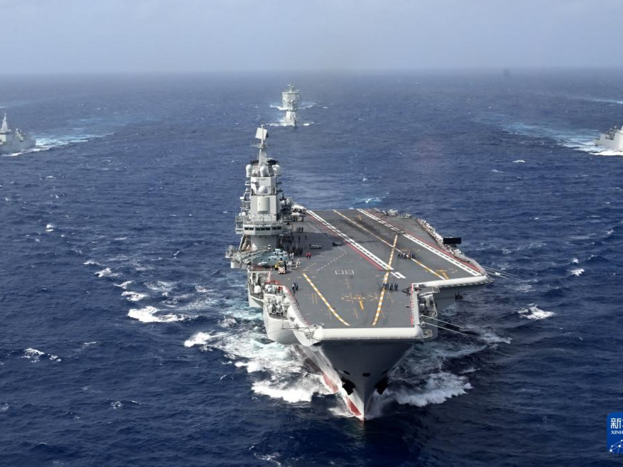 王學猛表示，遼寧艦航母編隊日前在宮古海峽以東海域正常組織艦載戰鬥機飛行訓練。（新華社資料圖片）