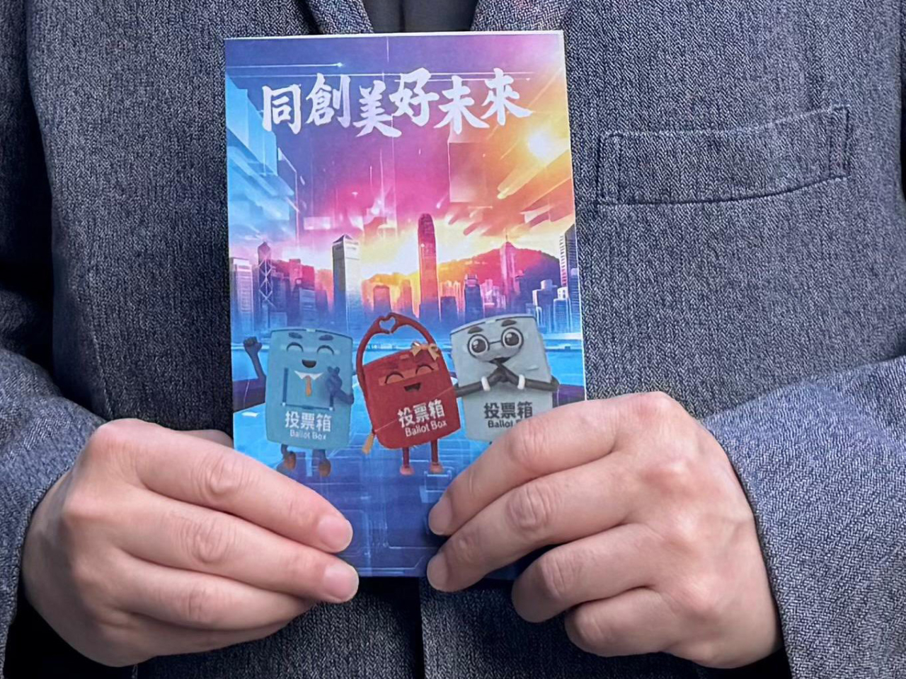 房協主席凌嘉勤早上到票站投票。（房協社交網站圖片）