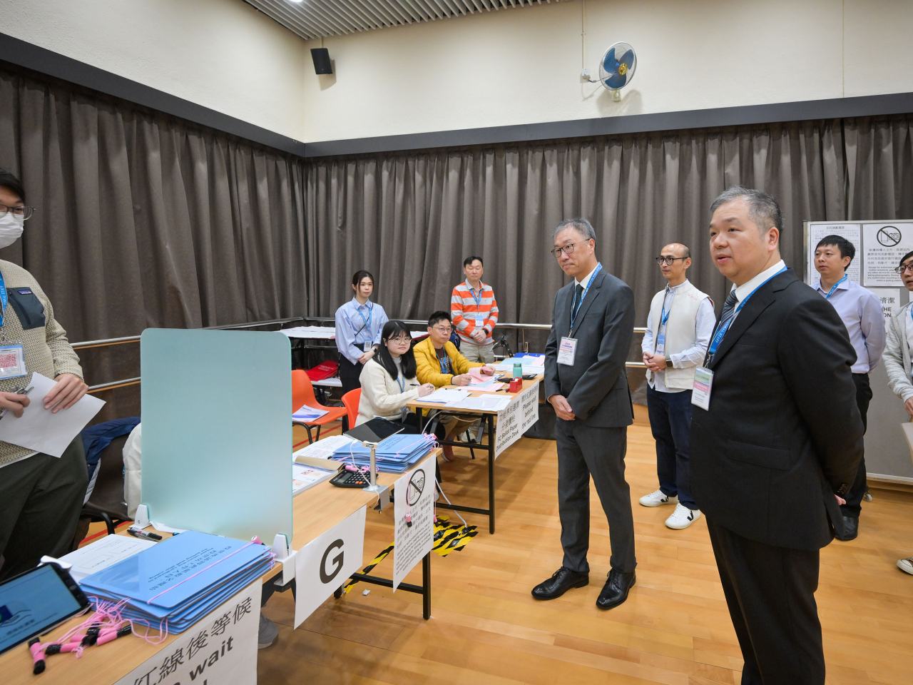 陸啟康早上巡視設於香港公園體育館的票站，實地視察投票站的運作情況。（政府新聞處）