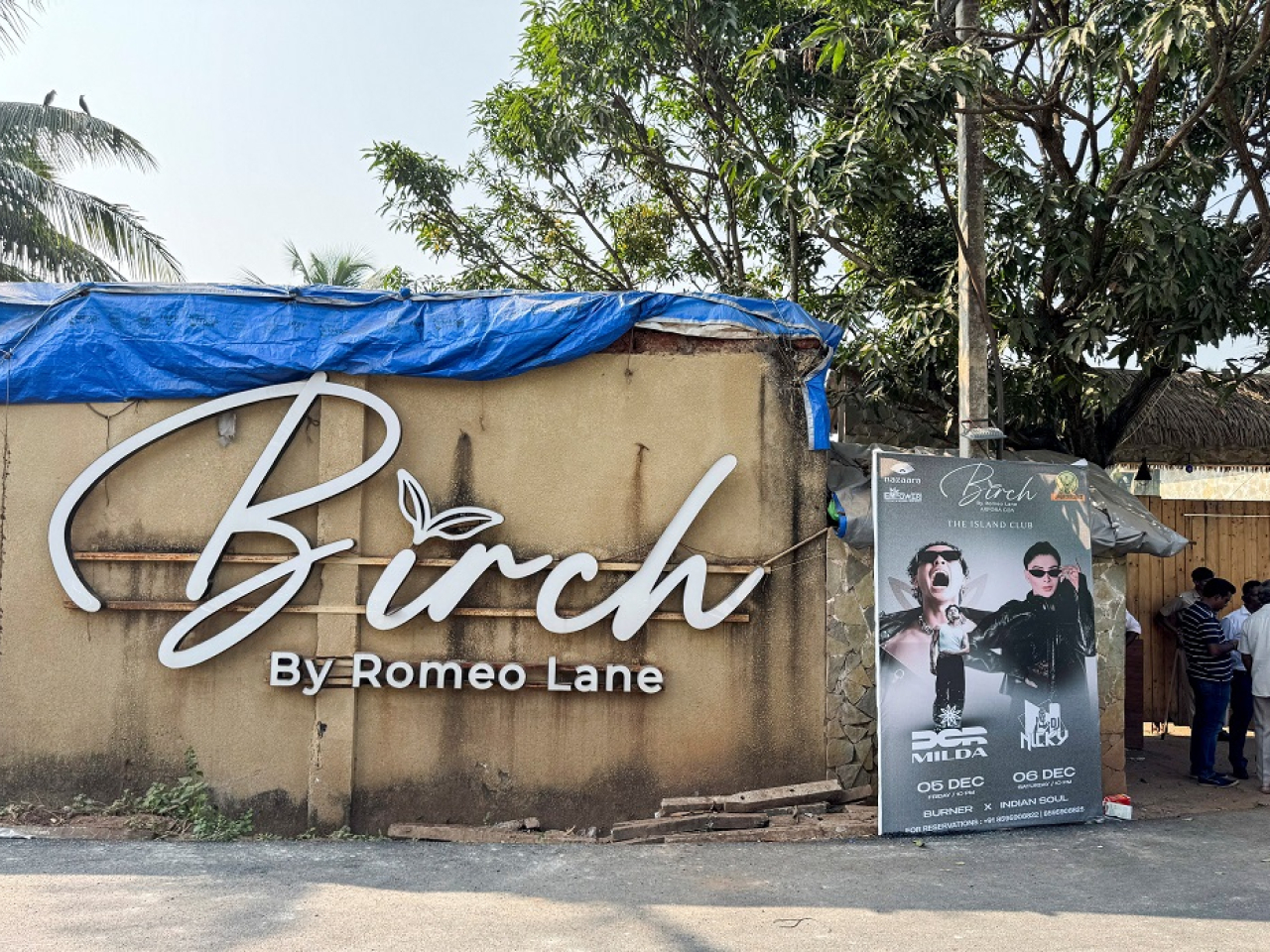 警方封鎖發生火警的夜總會進行調查。 （路透社）