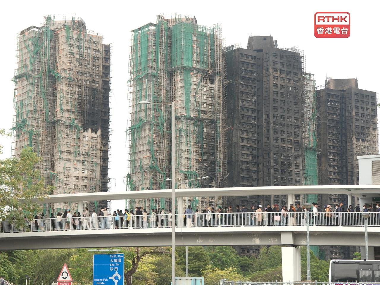 警方聯絡失聯人士及已憑相片初步辨認遺體的家屬，將安排他們分批進行脫氧核糖核酸（DNA）口腔拭子採樣，以作科學鑑定辨別遺體身分。（港台圖片）