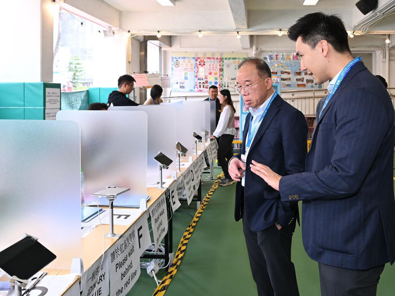 曾國衞巡視多個投票站。（政制及內地事務局社交網站圖片 ）