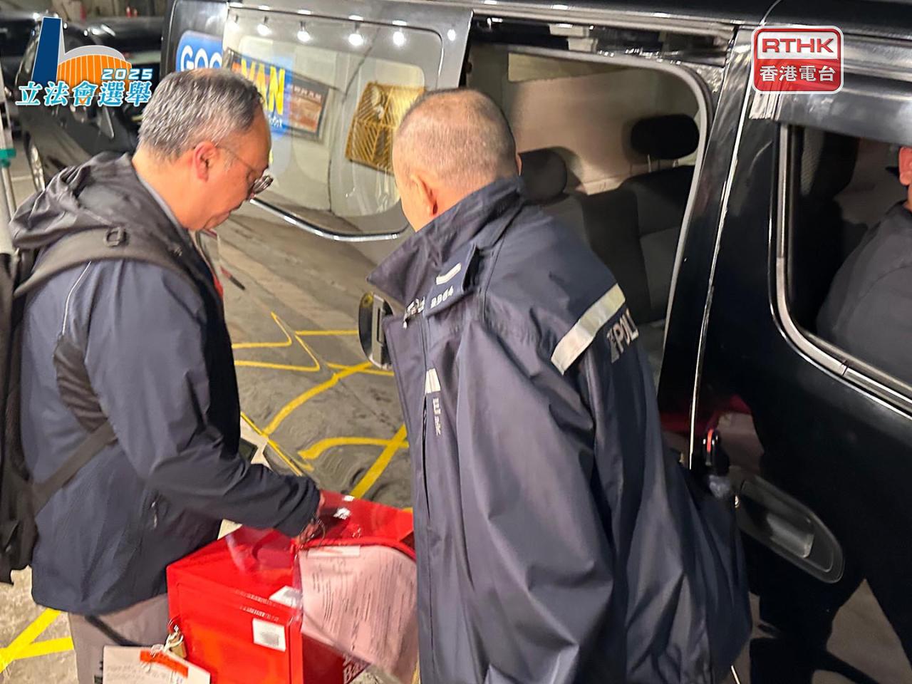 有工作人員運送功能界別票箱到會展進行點票。（仇志榮攝）