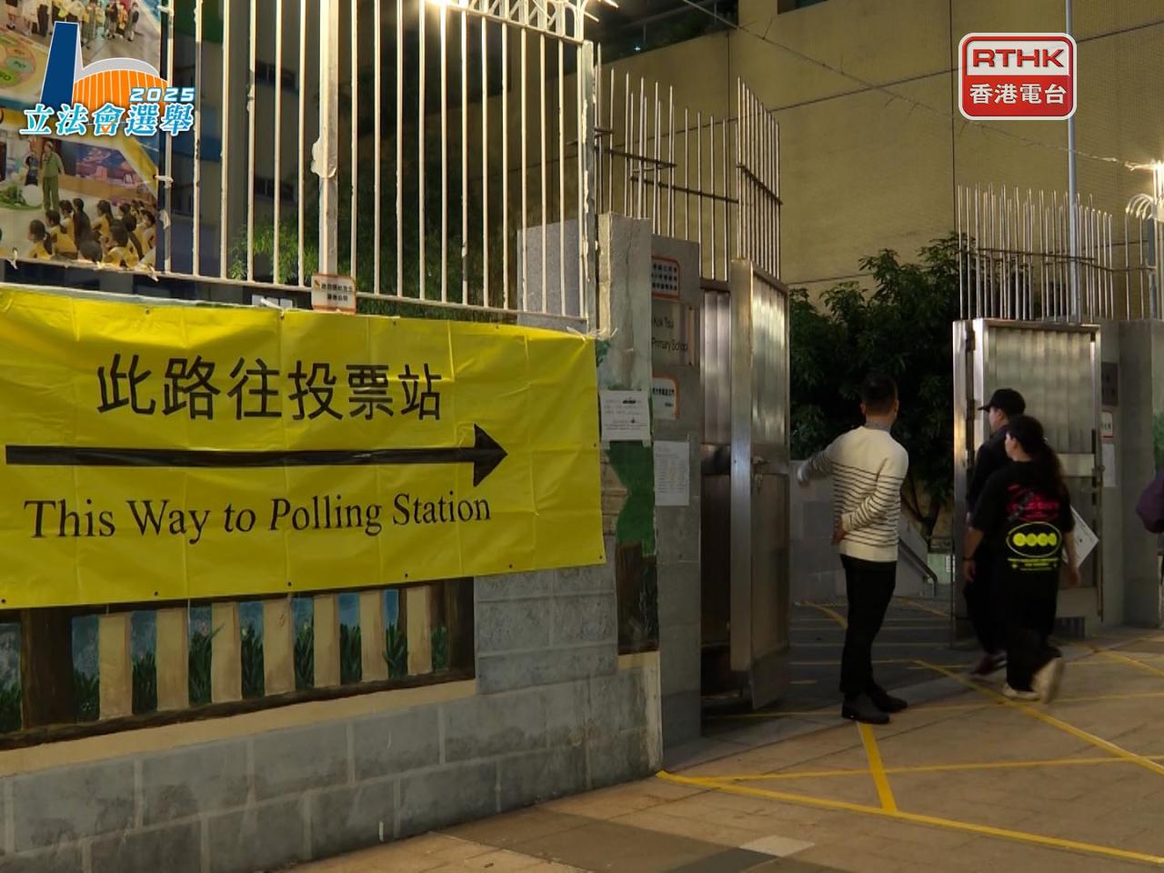 投票站隨即改為點票站，點算地方選區選票。（錢仲恒攝）