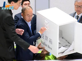 立法會選舉｜曾國衞及陸啟康在中央點票站倒出選票