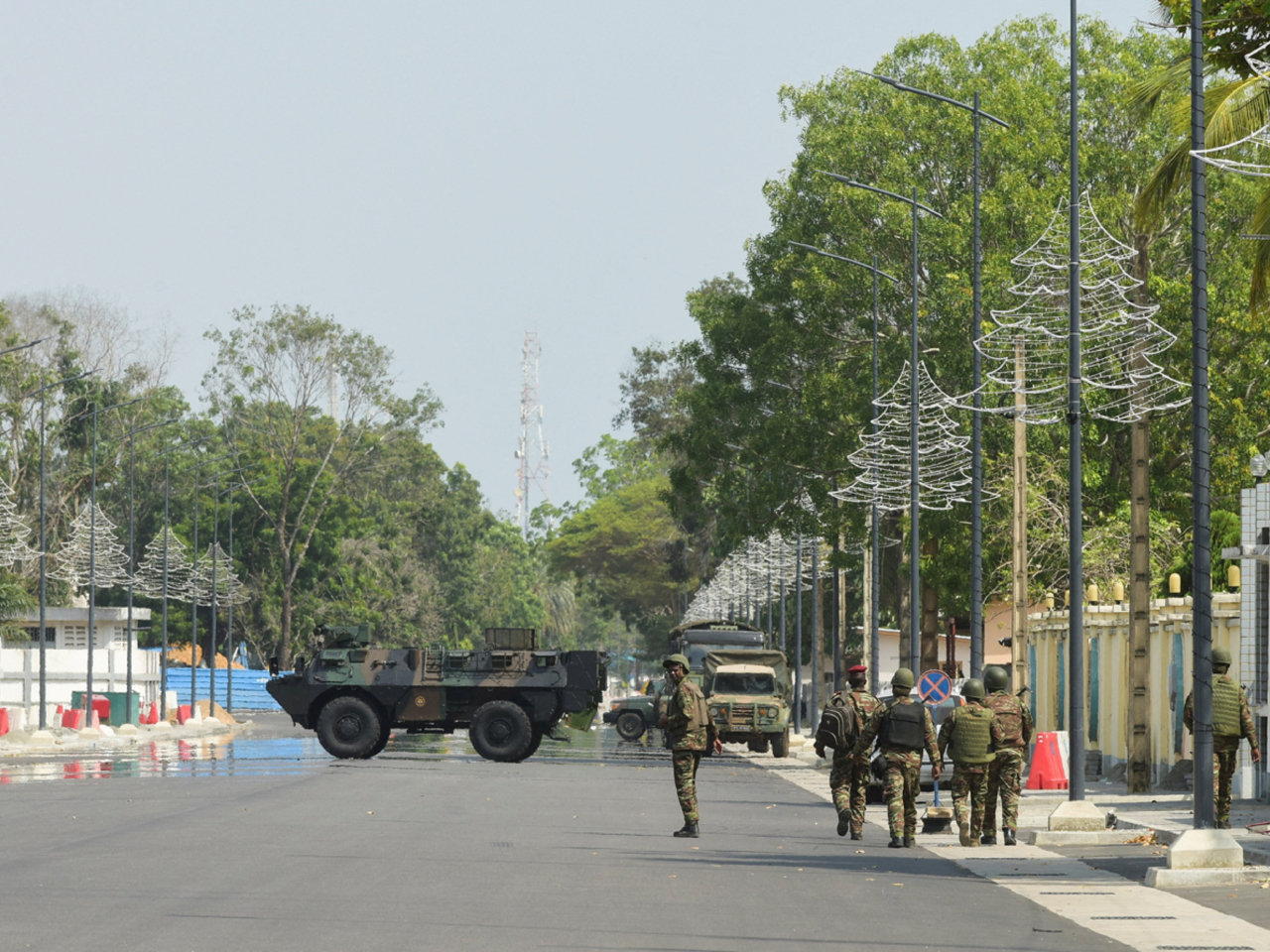 賽義杜指武裝部隊成功挫敗一宗政變企圖。圖為士兵在貝南廣播電視台總部前巡邏的情況。（路透社）