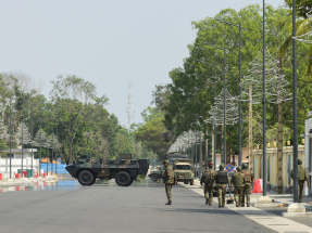 賽義杜指武裝部隊成功挫敗一宗政變企圖。圖為士兵在貝南廣播電視台總部前巡邏的情況。（路透社）