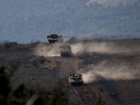 薩拉姆指以色列並無遵守與黎巴嫩於去年11月達成的停火協議。圖為以色列軍車在以黎邊境活動情況。（路透社資料圖片）