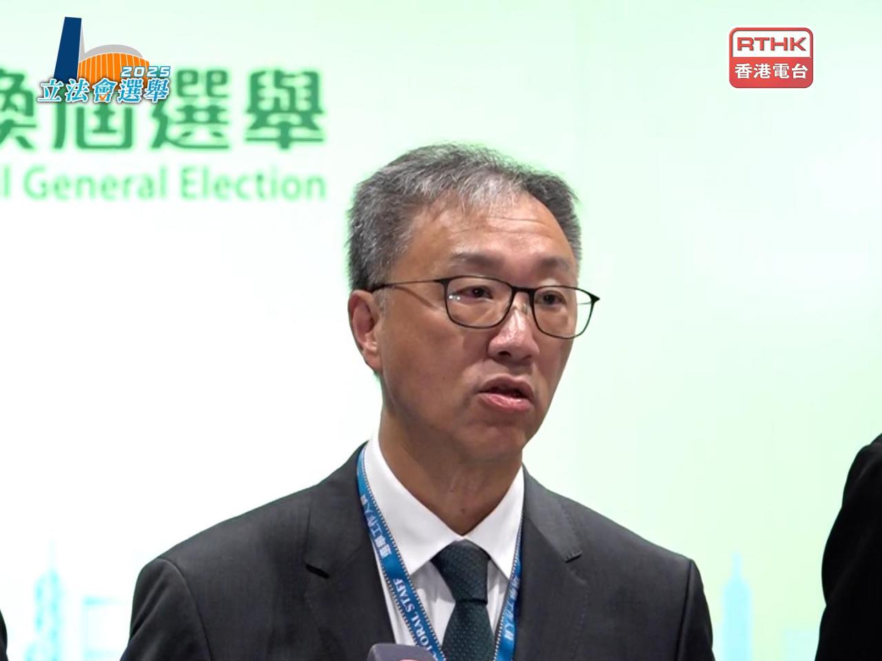 陸啟康希望投票人士拿到心意謝卡是自用。（梁煜倫攝）