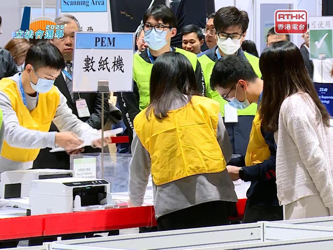 立法會換屆選舉，地方選區的點票工作正在進行。（張連登攝）