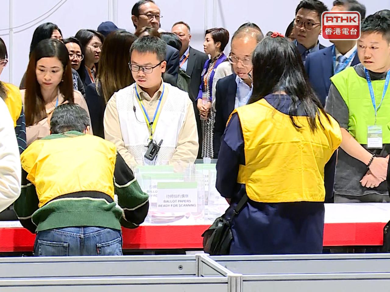 地方選區及功能界別的點票工作正在進行。（張連登攝）