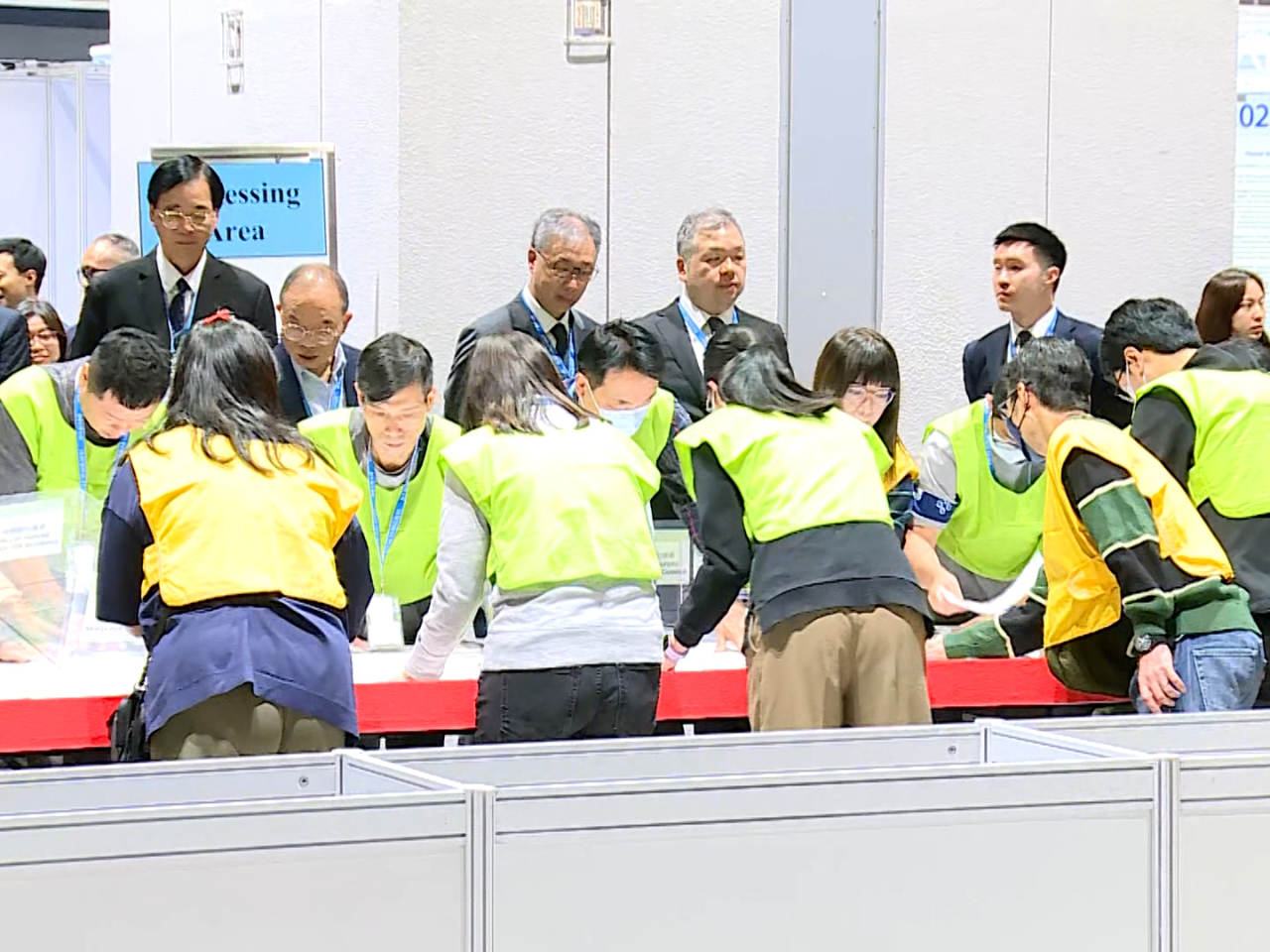 Vincent Cheng, from the DAB, gained 41,767 votes, while Leung Man-kwong won 25,692 votes.