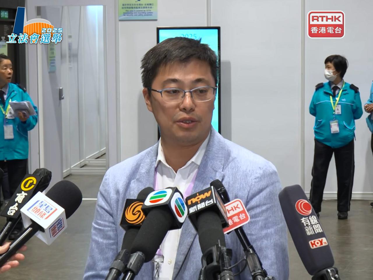 顏汶羽表示，雖然對未能連任感到失望，但最重要是民建聯在九龍東仍保有一席。（鍾家銘攝）