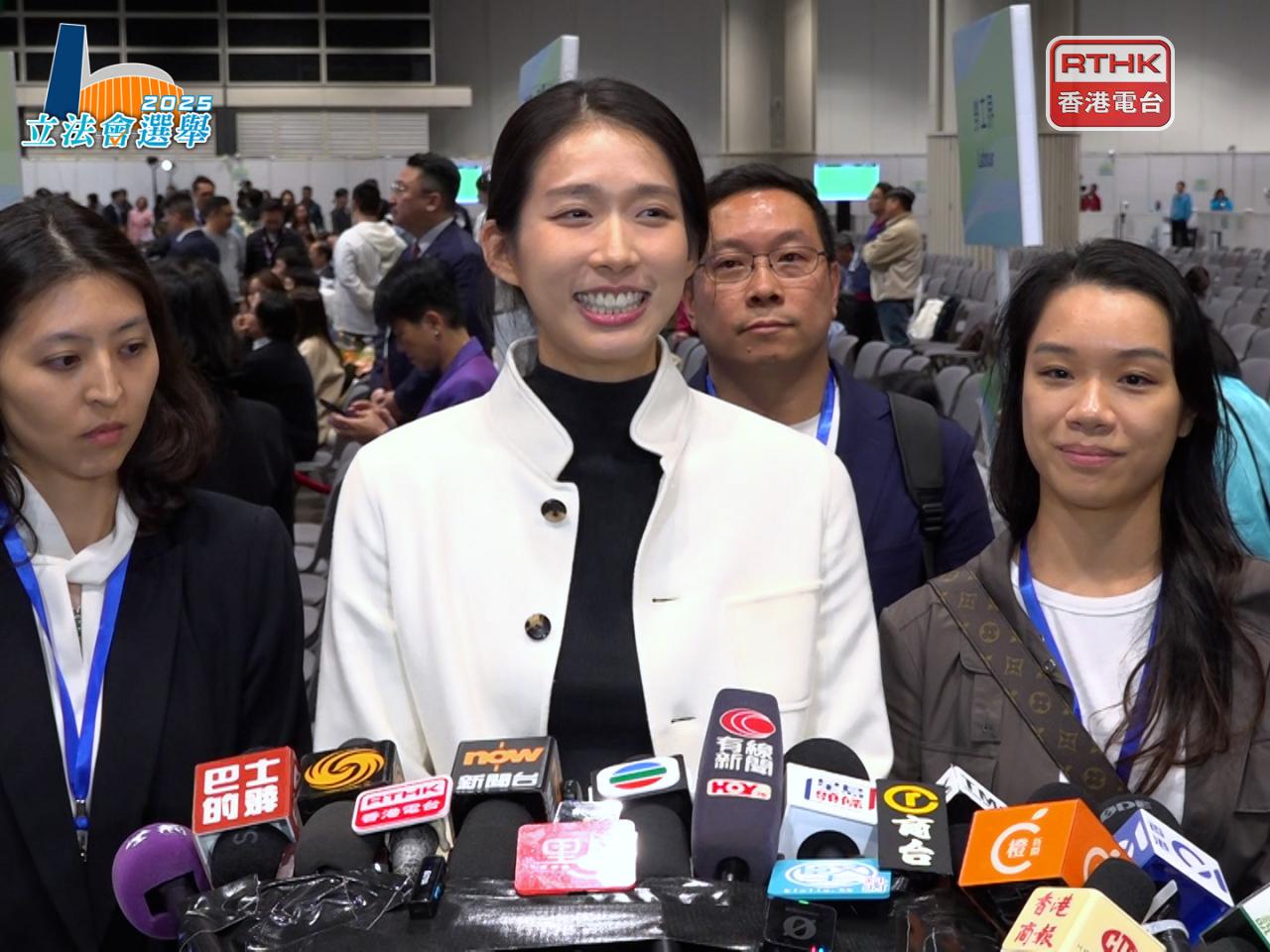 江旻憓（中)順利在旅遊界別勝出。（戴偉棠攝）