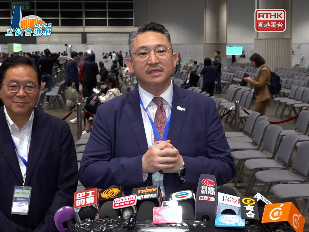 林偉全（右）感謝「師父」林健鋒（左）在選舉工程期間對自己的指導及協助。（戴偉棠攝）