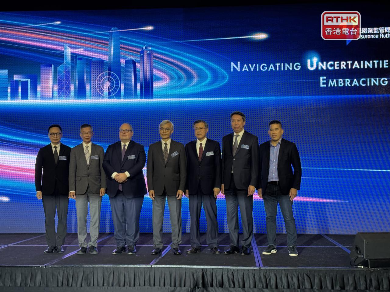 姚建華（中）稱初步數據顯示，本港今年新造個人人壽保費收入維持升勢。（趙嘉駿攝）