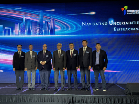 姚建華（中）稱初步數據顯示，本港今年新造個人人壽保費收入維持升勢。（趙嘉駿攝）