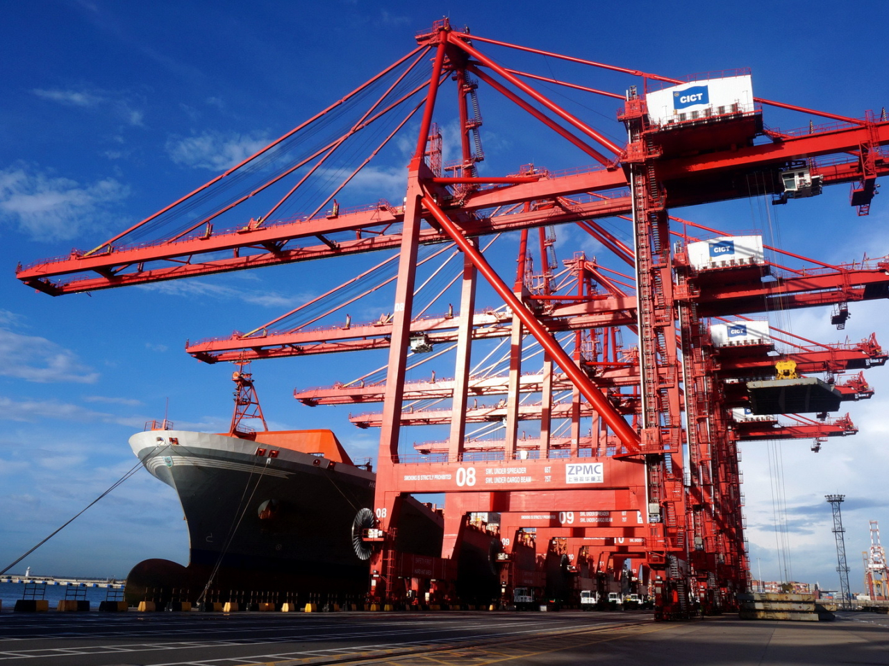 內地11月美元計價出口按年轉升5.9%，進口增長1.9%，首11個月貿易順差首次突破1萬億美元。（新華社資料圖片）